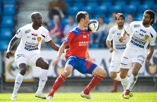 Alexander Gerndt, Helsingborg, bevakades hårt av  Omar