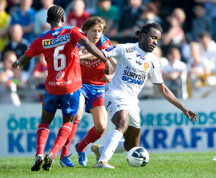 Peter Ijeh, Syrianska, jagas av Simon Thern och May