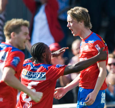 1-0 Rasmus Jönsson som grattas av May Mahlangu,
