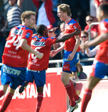 1-0 Rasmus Jönsson som grattas av May Mahlangu,