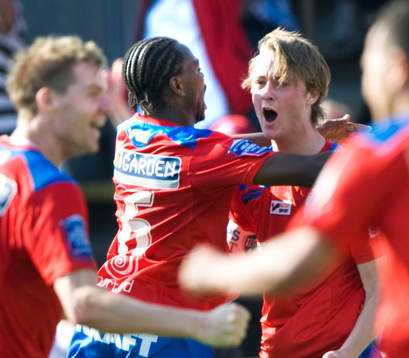 1-0 Rasmus Jönsson som grattas av May Mahlangu,