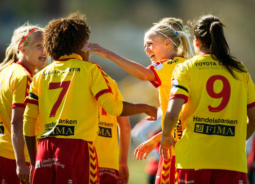 Josefine Öqvist, Tyresö, gratuleras till sitt 2-0-mål