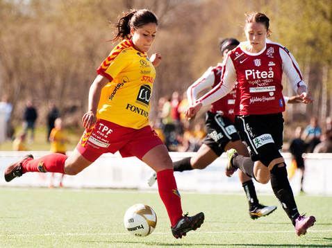 Madeleine Edlund, Tyresö, skjuter mot mål