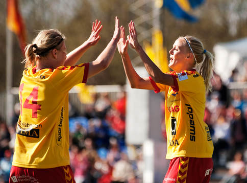 Josefine Öqvist, Tyresö, gratuleras till sitt 2-0-mål av