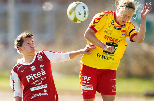 Victoria Forsmark, Piteå, i en luftduell med Katrin