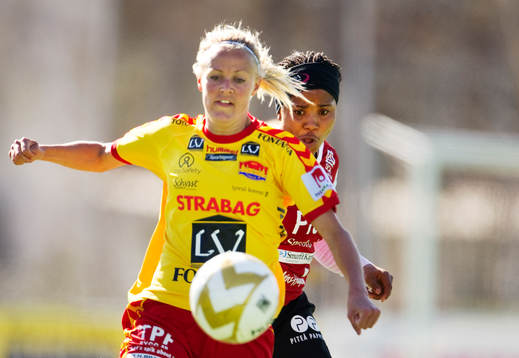 Josefine Öqvist, Tyresö, jagas av Ulunma Jerome, Piteå