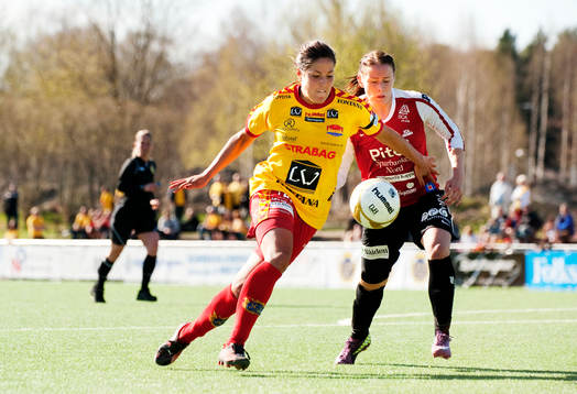 Madeleine Edlund, Tyresö, tar sig förbi Lena Blomkvist,