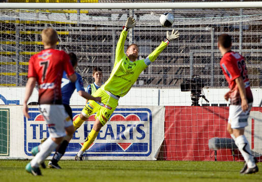 Viktor Noring, målvakt, Trelleborg, släpper in bollen i