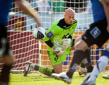 C. Nauzet Perez, målvakt, Halmstad, släpper in bollen
