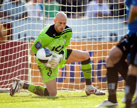 C. Nauzet Perez, målvakt, Halmstad, släpper in bollen