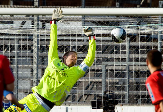 Viktor Noring, målvakt, Trelleborg, släpper in bollen i