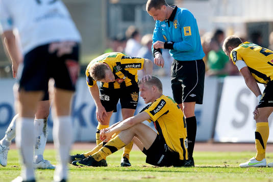 Tom Söderberg, Häcken, nickar ihop och blöder. Skada