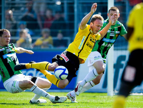 Straff,  Marcus Ekenberg, Mjällby, fälls av Fredrik