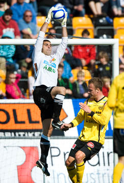 Dime Jankulovski, målvakt, Gais, plockar bollen framför
