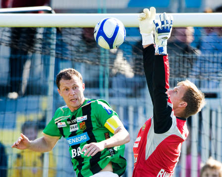 Mattias Asper, målvakt, Mjällby, plockar bollen framför