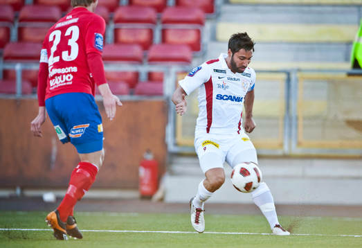 Stefan Batan, Assyriska spelar in bollen