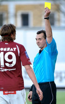 Dragan Banjac, domare. Gult kort, varning