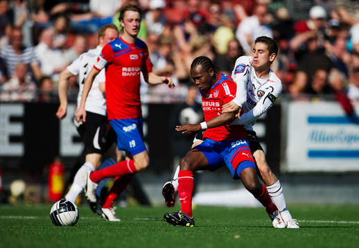 May Mahlangu, Helsingborg, kämpar mot Alejandro Bedoya,