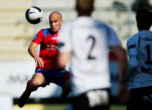Mattias Lindström, Helsingborg, nickar bollen