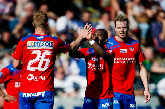 May Mahlangu, Helsingborg, gratuleras till sitt 1-1-mål
