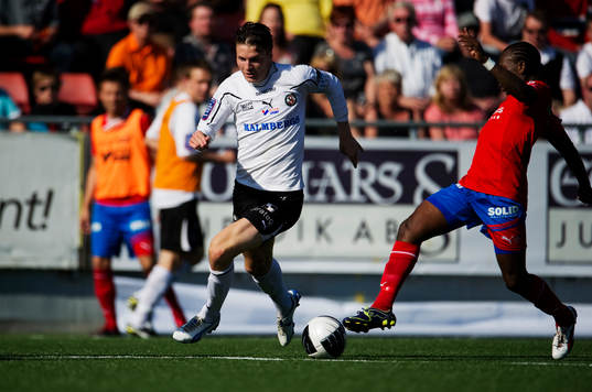 Markus Astvald, Örebro, tar sig förbi May Mahlangu,