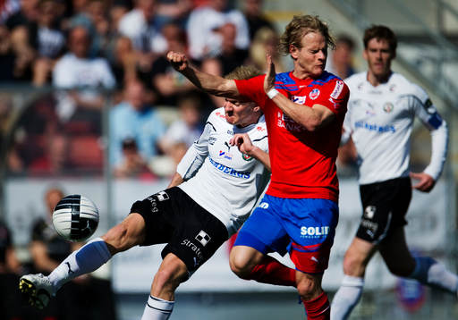 Michael Almebäck, Örebro, håller bort Erik Sundin,