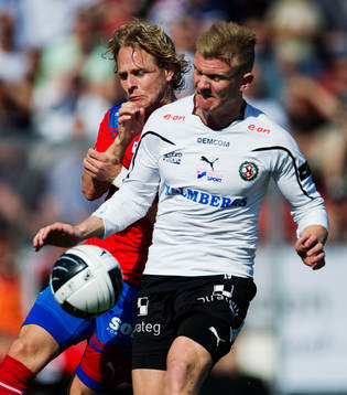 Erik Sundin, Helsingborg, hålls bort av Michael Almebäck,