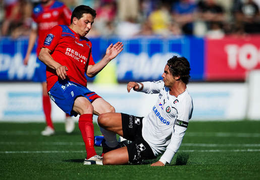 Ardian Gashi, Helsingborg, blir tacklad av Nordin Gerzic,