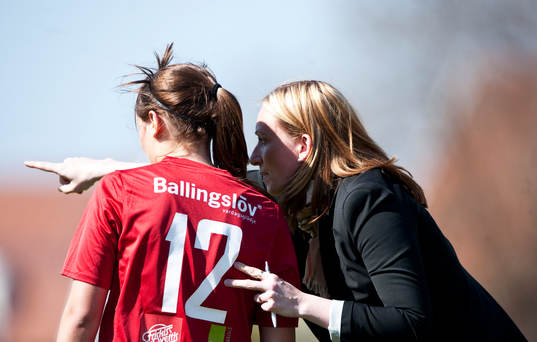 Elisabet Gunnarsdottir, Tränare pratar taktik med Alice