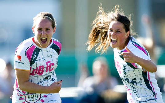 0-1 Manon Melis som jublar ikapp med Sara Björk