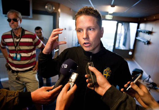 Domare Martin Strömbergsson pratar med pressen