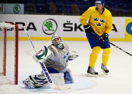 Erik Ersberg, målvakt, sträcker sig