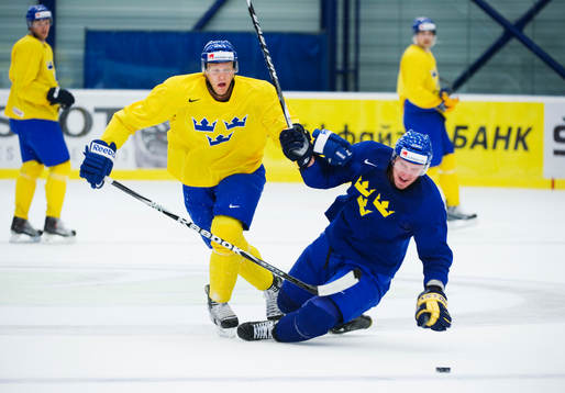 Carl Gunnarsson tacklar Jimmie Ericsson