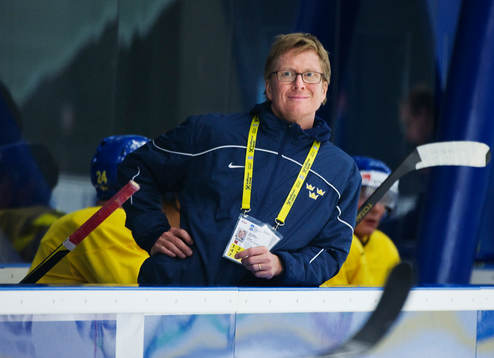 Tommy Boustedt, general manager, följer träningen