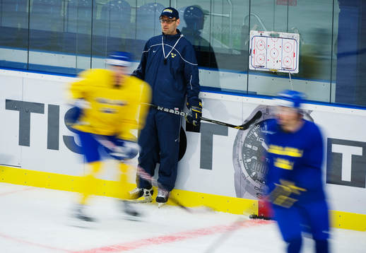 Spelare åker förbi Peter Popovic, assisterande tränare