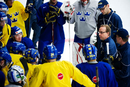Pär Mårts, förbundskapten, har spelarna samlade