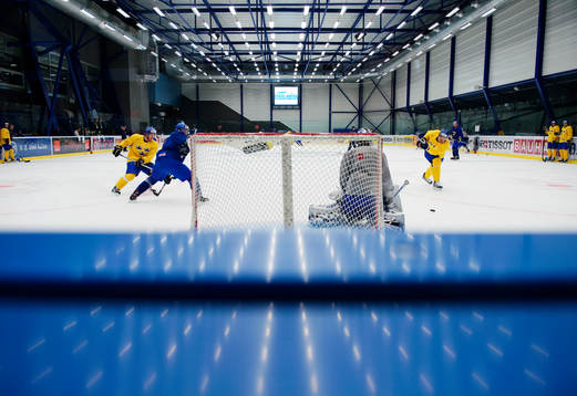 Patrik Berglund skjuter mot Erik Ersberg, målvakt