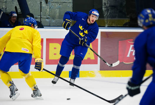 Mattias Sjögren passar pucken