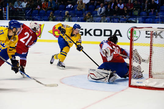 Loui Eriksson, Sverige, gör 1-0 bakom Lars Haugen,