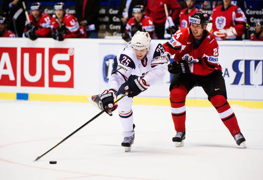 Nick Palmieri, USA, kämpar mot Darcy Werenka, Österrike