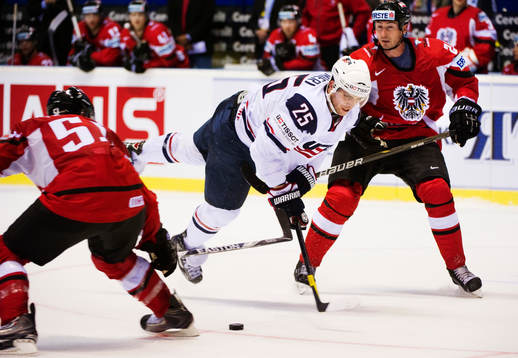 Nick Palmieri, USA, kämpar mot Darcy Werenka, Österrike