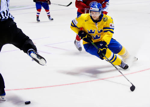 Robert Nilsson, Sverige, jagar pucken