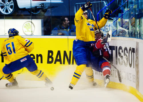Jimmie Ericsson, Sverige, tacklar Ole Kristian Tollefsen,
