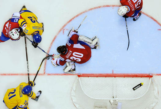 Loui Eriksson och Niklas Persson, Sverige, oroar framför