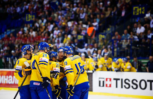 Loui Eriksson, Sverige, gratuleras till sitt 4-3-mål