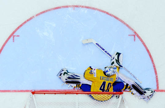 Den sista straffpucken går in vid stolpen bakom Erik
