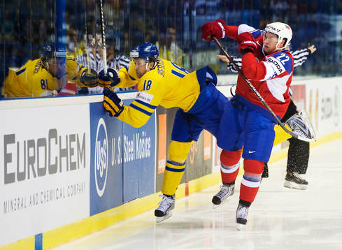 Patrik Berglund, Sverige, blir tacklad av Martin Roymark,