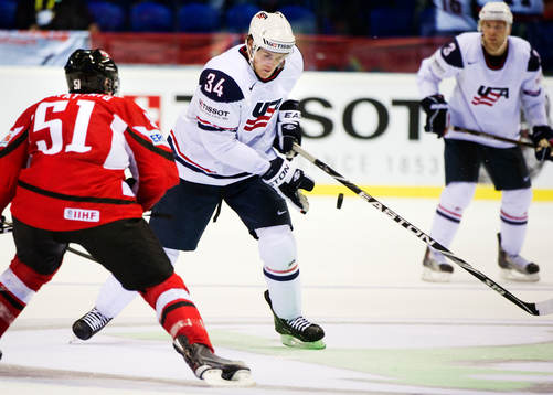 Mark Fayne, USA, kontrollerar pucken