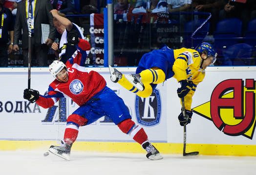 Ole Kristian Tollefsen, Norge, tacklar Martin Thörnberg,