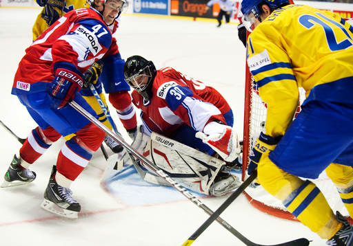 Alexander Bonsaksen och Lars Haugen, målvakt, Norge, ser